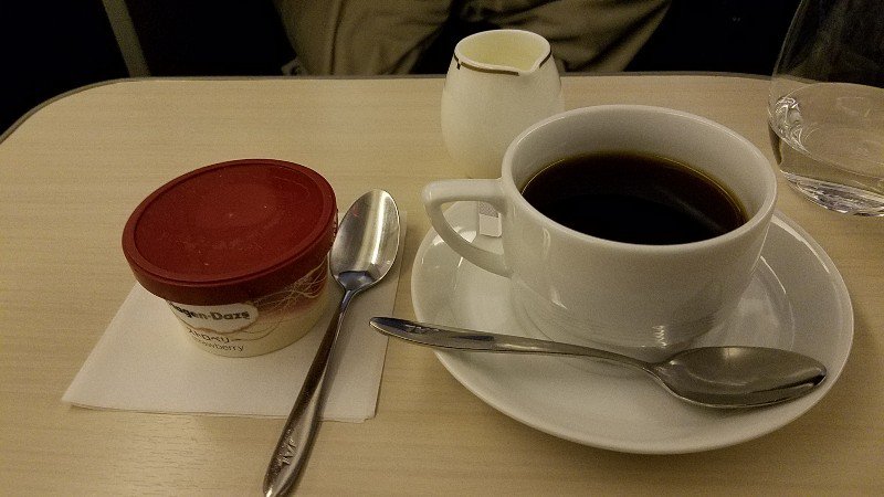 JALビジネスクラスで頂いたハーゲンダッツのアイスとホットコーヒー